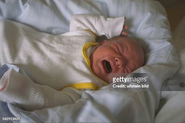 Ein neugeborenes Baby auf einem Kissen liegend. .