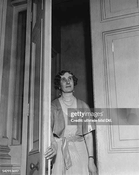 Ladies Carlton Club in London - die Klubsekretärin bei einem Rundgang durch die Räumlichkeiten des Klubs- März 1934erschienen in Dame...