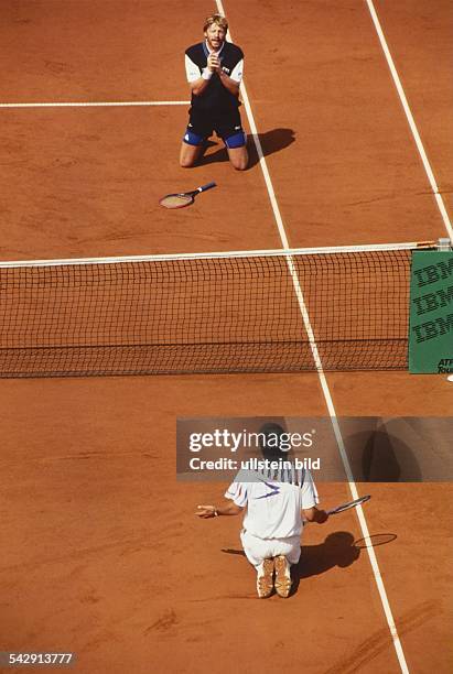 Im Halbfinale des Tennisturniers am Hamburger Rothenbaum knieen Boris Becker und Michael Stich auf dem Sandplatz. Becker unterlag gegen Stich in zwei...