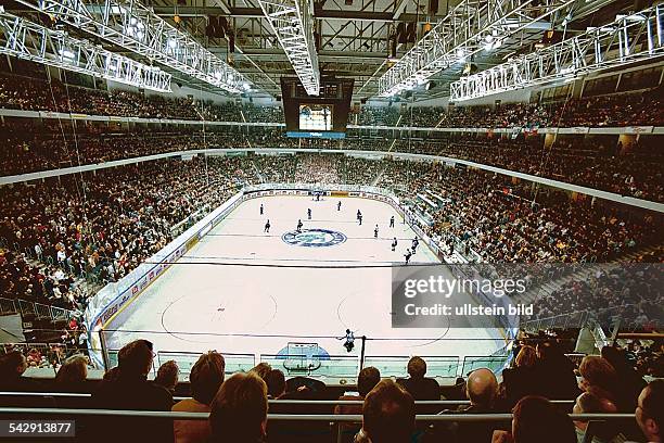 Preussag Arena Hannover: Eishockey WM im April / Mai 2001; vollbesetztes Stadion während eines Spiels. Sportstadion; Eishockeyspiel; Zuschauer;...