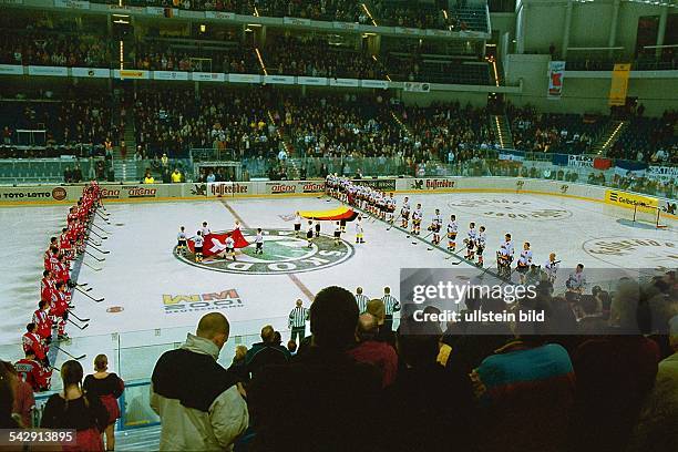Preussag Arena Hannover: Eishockey Cup Deutschland-Schweiz während der Weltmeisterschaft im April / Mai 2001. Eishockey-WM; Eishockeyspiel;...