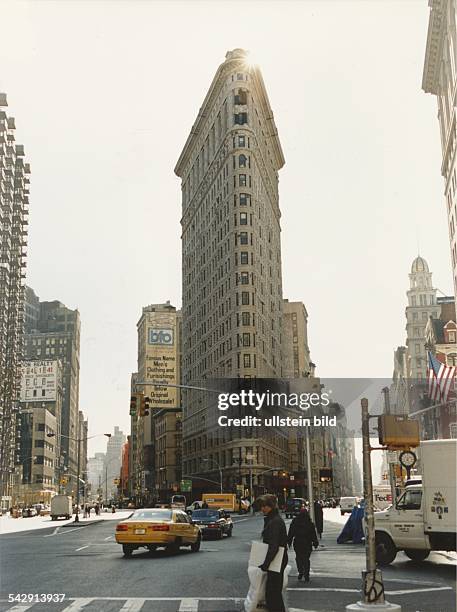 Dieses hohe schlanke Bauwerk steht auf einer Straßeninsel, die durch das Zusammentreffen von Broadway und 5th Avenue gebildet wird. Es wurde als Sitz...