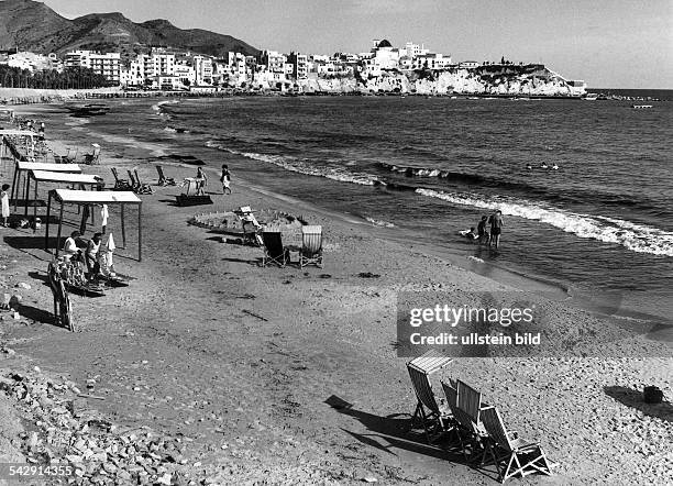 Blick über den Strand auf Benidorm inder Provinz Alicante- 1963