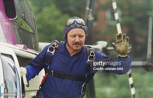 Politiker der FDP, Jürgen Möllemann steigt ins Flugzeug um Fallschirm zu springen. .