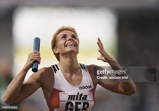 Die Mittelstreckenläuferin Grit Breuer hält nach dem Gewinn der 4 x 400 m Staffel das Staffelholz in der Hand. Sie und ihr Team holten 1997 bei der...