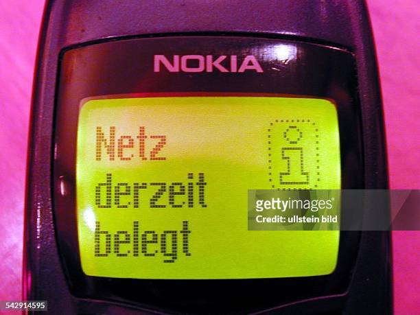 Das LCD-Display eines Nokia-Handys zeigt in der Silvesternacht die Meldung "Netz derzeit belegt". .