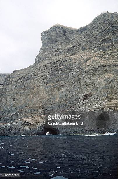 Kanarische Insel La Palma, Westseite, Spanien: Die Meeresgrotte Cueva Bonita, in der am 30.9.1997 zwei Deutsche verunglückten. Das Ausflugsschiff...