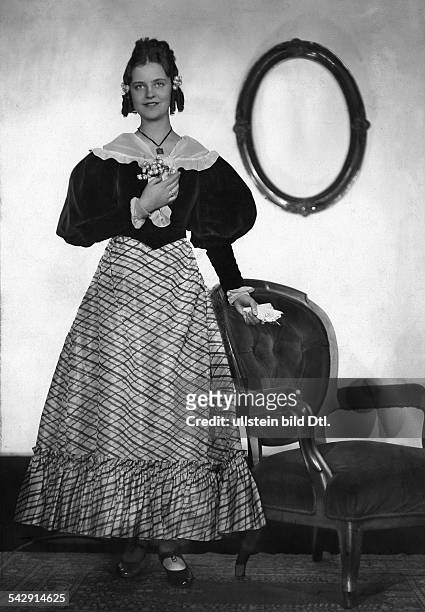 Gräfin Geraldine Apponyi als Mimi aus der Bohème auf einem Kostümfest in Budapestveröffentlicht: Dame 3/1935Foto: Atelier Angelo