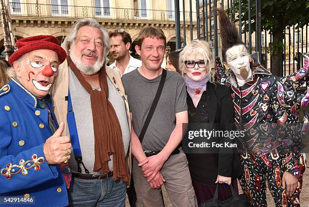 Jean Claude Dreyfus, a guest and Armande Altai attend La Fete des Tuileries on June 24, 2016 in Paris, France.