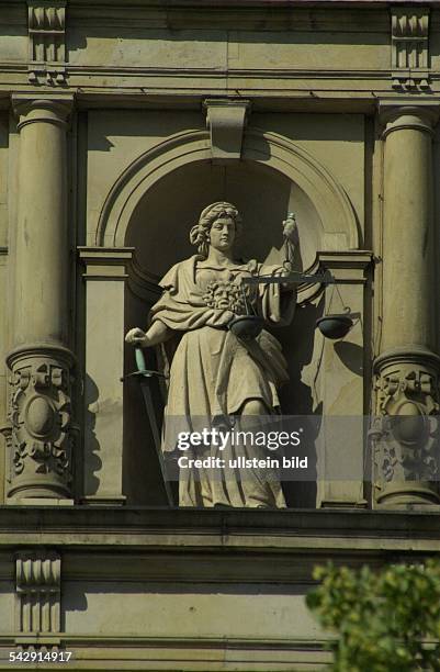 Darstellung der Justitia am Strafjustizgebäude in Hamburg. Amtsgericht; Gerechtigkeit; Symbol; Gericht; Gerichtsgebäude Hanseatisches...
