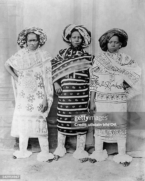 Drei Bantu - Frauen aus dem indischen Viertel von Sansibar.1907
