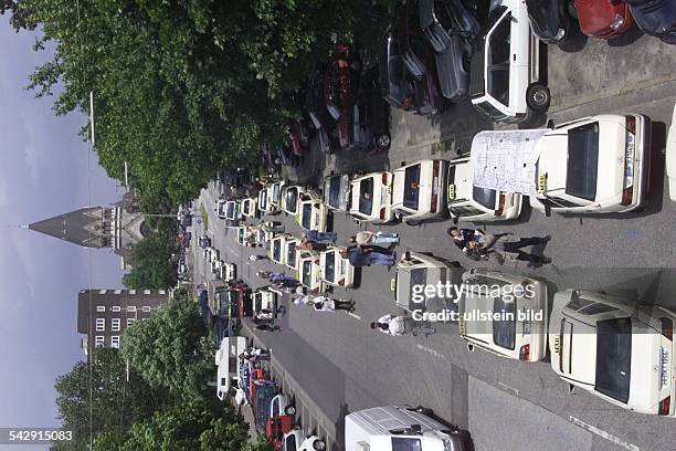 Zirka 200 Taxifahrer fuhren im Konvoi durch die Innenstadt, um für höhere Tarife zu demonstrieren. Im Hintergrund die Gnadenkirche. Taxifahrerdemo;...