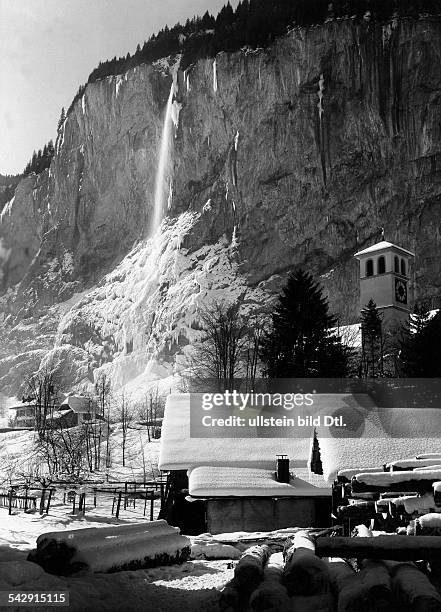 Staubbachfall im Winter, im Vordergrund der Ort Lauterbrunnen, Kanton Bern, Berner Oberland- 1934Foto: August Rupp