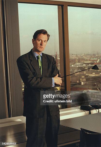 Mathias Döpfner, Chefredakteur "Die Welt", in seinem Büro mit verschränkten Armen vor einer Fensterfront mit Blick über Berlin. .