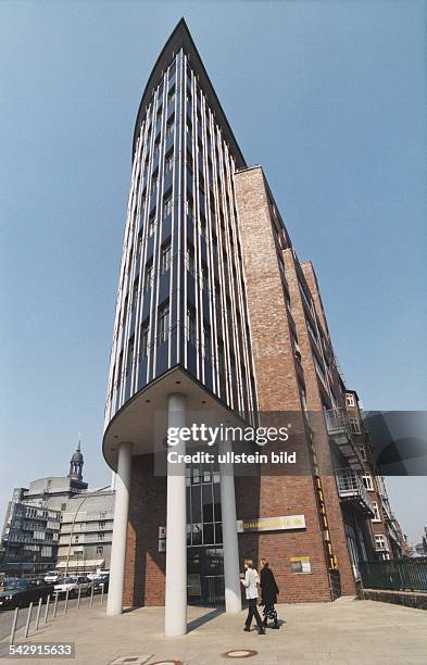 Ein Beispiel moderner Hamburger Architektur stellt die Filiale der Commerzbank in der Straße Stubbenhuk Nr. 9 dar - das am Herrengrabenfleet gelegene...
