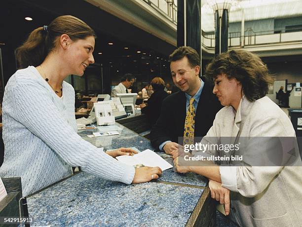 Beratungssituation in einer Bankfiliale. Aufgenommen März 2000.