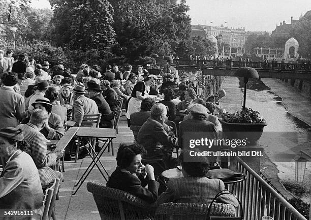 Österreich; Wien: Kaffeehausgäste auf einer Terrasse- 1954Foto: Albert Hilscher