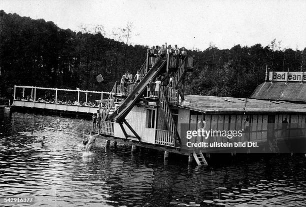 Badeanstalt am Boddensee in Birkenwerder : Wasserrutsche- Juni 1929