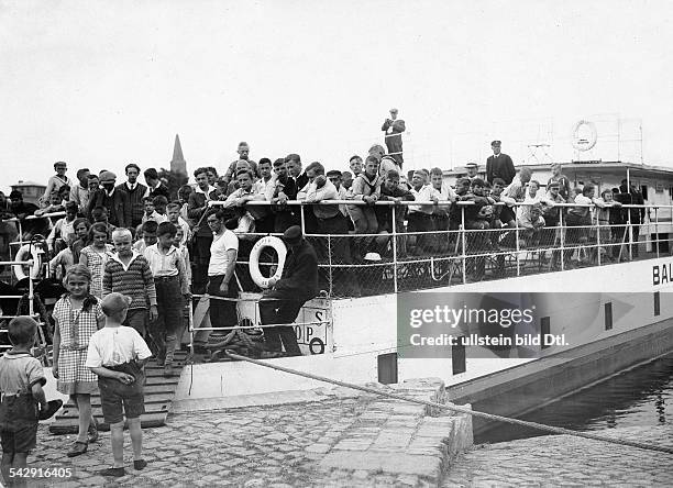 Serie Dampferausflug Dampfer "Baldur", Berlin: Schüler und Lehrer an Deck- 1929Foto: A. & E. Franklweitere Motive im Originalebestand vorhanden!