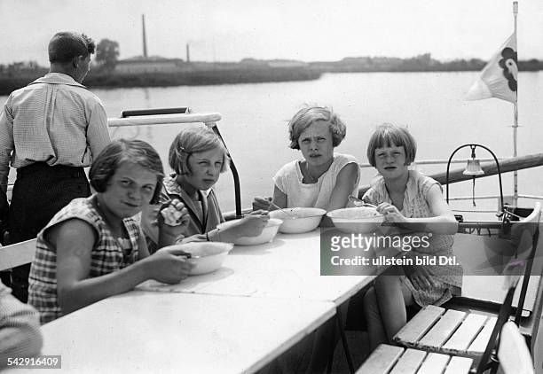 Serie Dampferausflug Dampfer "Baldur", Berlin: Schülerinnen beim Mittagessen auf dem Deck - 1929Foto: A. & E. Franklweitere Motive im...