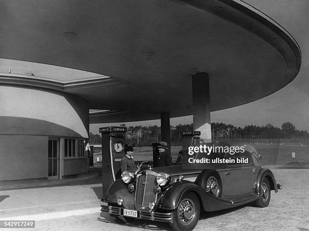 Tankstelle der Reichsautobahn - vor der Zapfsäule ein Cabriolet der Auto-Union. Um 1938ohne weitere AngabenAufnahme Wolff&Tritschler