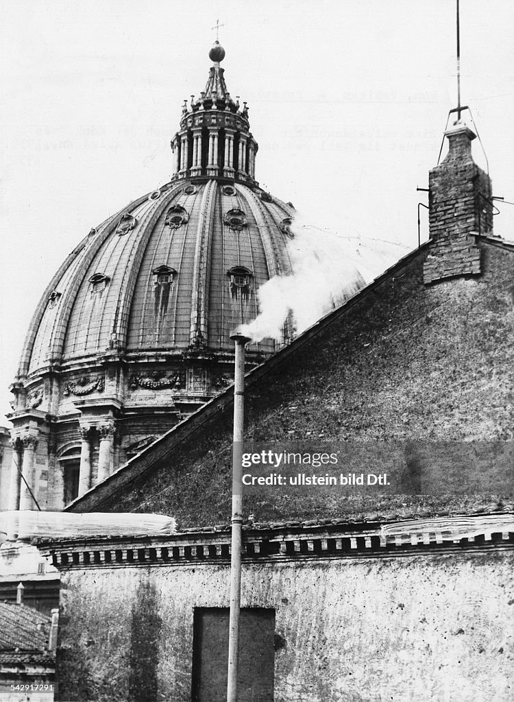Weisser Rauch Steigt Ueber Der Sixtinischen Kapelle Auf, Nachdem... News Photo - Getty Images