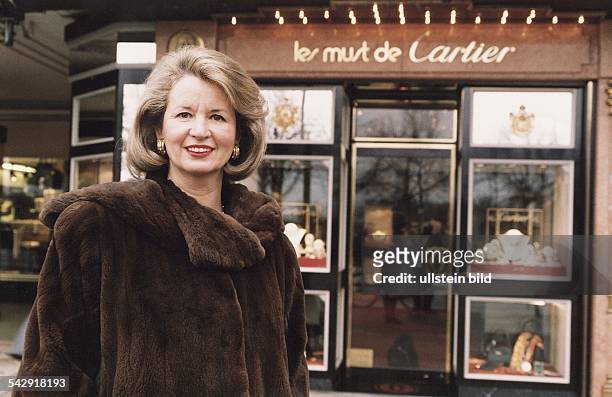 Die Inhaberin der Cartier-Geschäfte in Hamburg, Köln, Hannover und auf Sylt Christel Heilmann. Sie steht vor den Schaufenstern ihres Geschäftes am...
