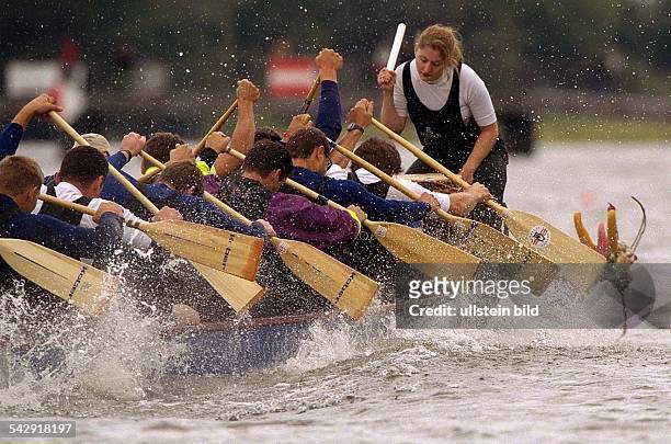 Während des vierten Internationalen Drachenbootrennens in Hamburg gibt die Trommlerin ihrem Team den Takt beim Rudern des Bootes vor. .