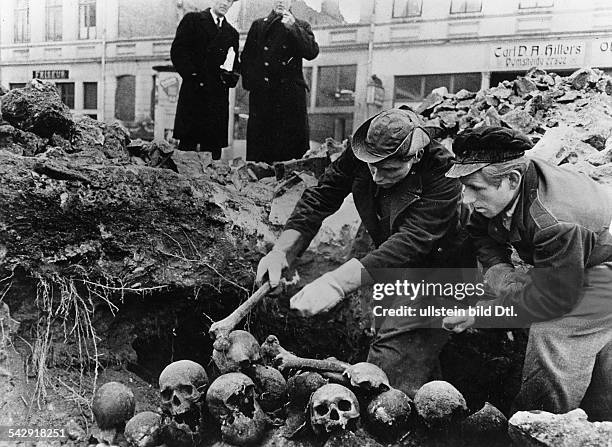 Originaltext: "Bei Enttrümmerungsarbeiten an der zerstören Rembertikirche in Bremen stießen Arbeiter in etwa 80 cm Tiefe auf eine umfangreiche...