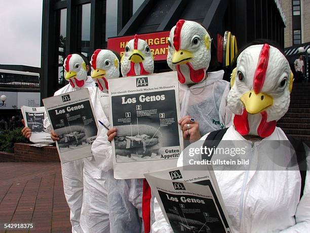 Als Hühner verkleidete Aktivisten von Greenpeace demonstrieren vor der Filiale von McDonald's in Hamburg Altona. Mit zeitgleichen Aktionen im ganzen...