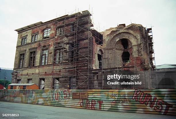 Ein im Zweiten Weltkrieg zerbombter Teil der Nationalgalerie in Berlin. Ein Baugerüst ist an den Mauerresten aufgestellt worden und zeugt von...