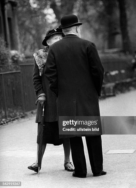 Zwei ältere Menschen unterhalten sich auf dem Bürgersteig1960er JahreFoto: Jochen Blume