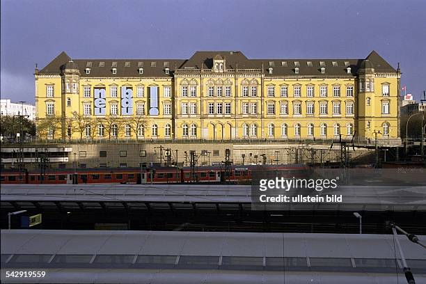 Das Museum für Kunst und Gewerbe am Steintorplatz. Im Vordergrund die Gleise des Hauptbahnhofs und eine S-Bahn. Das 1877 eröffnete staatliche Museum...