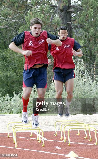 Dimitri Yachvili et Clément Poitrenaud effectuent un exercice, le 02 septembre 2003, lors d'un entraînement du XV de France au centre national de...