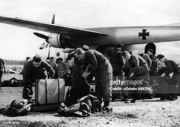 Erdbebenkatastrophe in Agadir, Marokko, März 1960:Ein Kontingent Sanitätssoldaten der Bundeswehr im Hilfseinsatz vor OrtEine Transportmaschine ist...