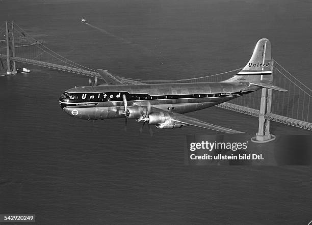 Boeing B - 377 Stratocruiser der Fluggesellschaft United ?ber der Golden Gate Bridge von San Francisco, Californien USA1956