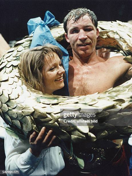 Der deutsche Boxer Markus Bott jubelt zusammen mit seiner Ehefrau Sylvia über seinen Weltmeistertitel im Cruisergewicht 1993. Bott hatte Tyron Booze...