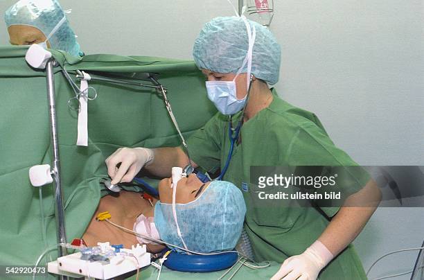 Universitätskrankenhaus Eppendorf: die Anästhesie-Computer-Puppe wird mit einem Plastikschlauch beatmet; mit dem Stethoskop prüft Anästhesieschwester...