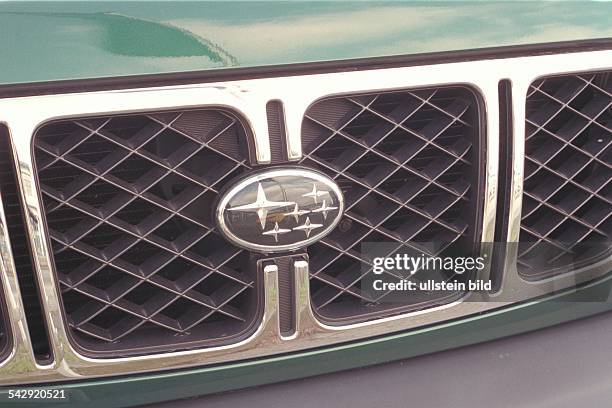 Motorhaube eines Pkws der Marke Subaru mit Emblem.