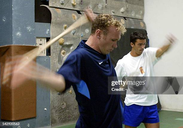 Les joueurs du XV de France, Brian Liebenberg et Clément Poitrenaud , s'échauffent avant une séance de musculation, le 03 août 2003 à Val d'Isère,...