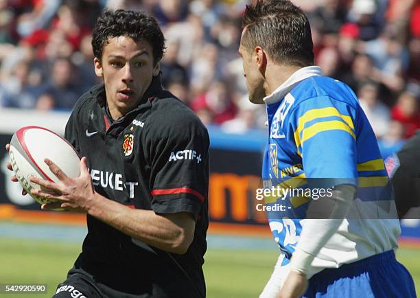 Le centre toulousain Clément Poitrenaud tente de passer l'arrière Montferrandais Sébastien Viars lors de la 3ème journée du Top 8 opposant le Stade...