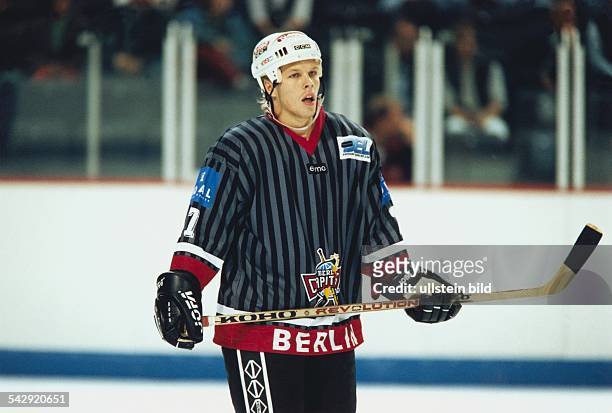 Der deutsche Eishockeyspieler Stefan Ustorf gleitet während der Saison 1997/1998 mit einem Eishockeyschläger in der Hand über das Eis. Aufgenommen...