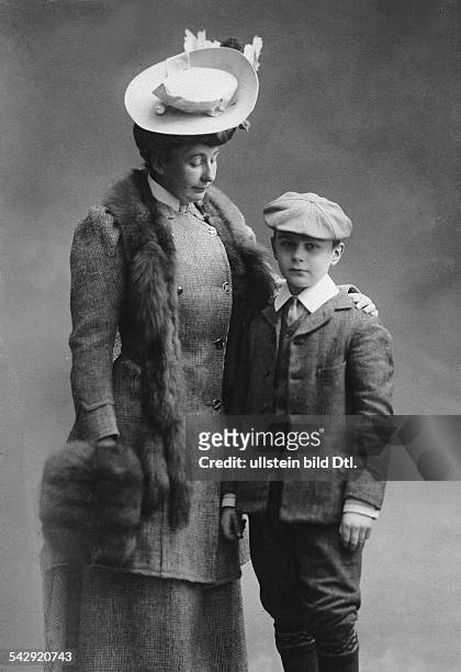 Prinzessin Friedrich Leopold von Preussen , Schwester der Kaiserin, geb. 08.04.1866, vermählt 24.06.1889, mit ihrem jüngsten Sohn, Prinz Friedrich...