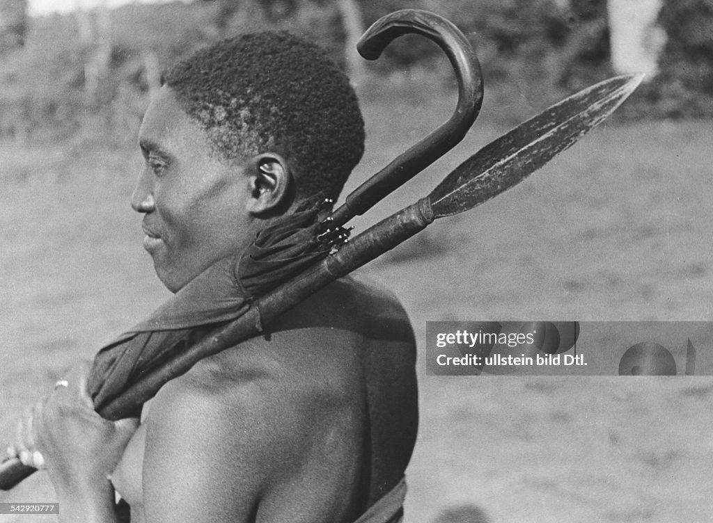 Afrika, Eingeborener auf dem Weg zu einer Ratsversammlung