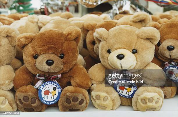 Eine Sammlung von Plüschbären. Die Teddybären stehen zum fünfzigsten Jahrestag der Gründung des Kinderhilfswerkes der Vereinten Nationen, UNICEF, zum...