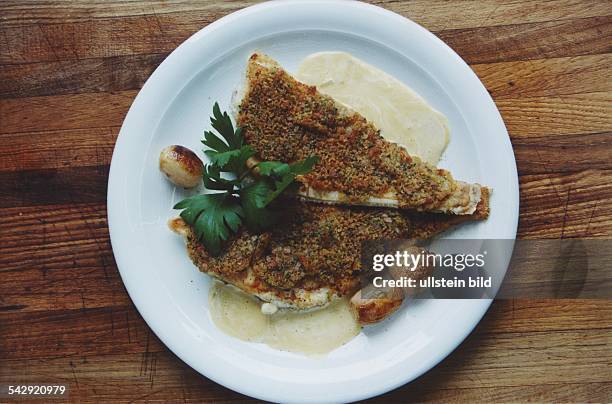 Eine Variante der Maischollenzubereitung aus dem Restaurant "Sellmer": eine Scholle, bedeckt von einer Kruste aus Schalotten, Schinkenwürfeln und...