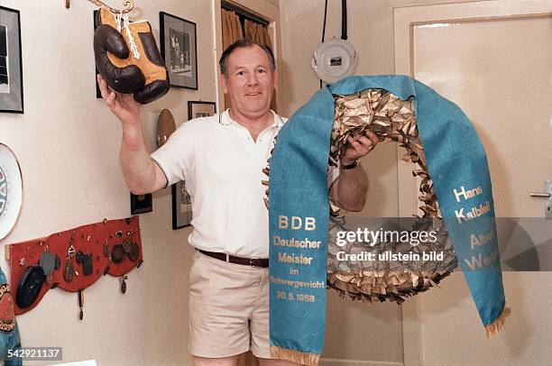 Der ehemalige Schwergewichtsboxer Albert Westphal präsentiert seine Boxhandschuhe und seine Auszeichnungen, die er als Boxer gewonnen hat. Zu den...