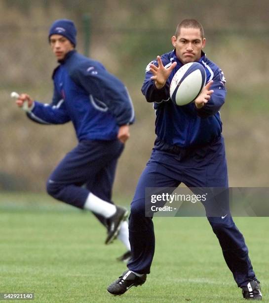 Le centre du XV de France Tony Marsh travaille les lancements de jeux avec son coéquipier Clément Poitrenaud, le 21 novembre 2001 à St-Etienne, lors...