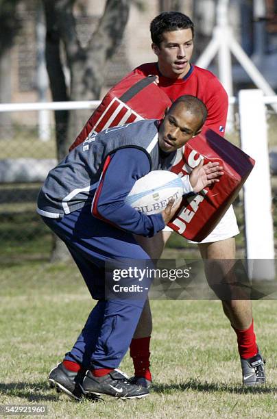 Les arrières du XV de France Pepito Elhorga et Clément Poitrenaud participent, le 18 juin 2003 au stade San Cirano à Buenos Aires, à une séance...