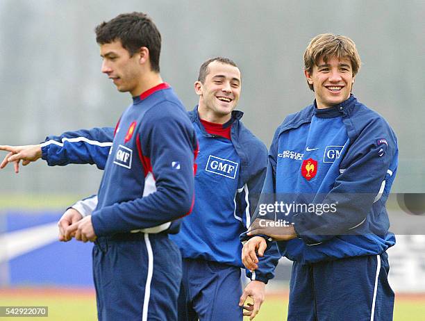 Le demi d'ouverture de l'équipe de France de rugby, François Gelez plaisante avec ses coéquipiers Clément Poitrenaud et Thomas Castaignède, le 04...